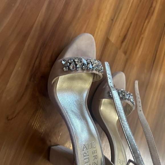 Selling these heels, never worn - Picture 3 of 4